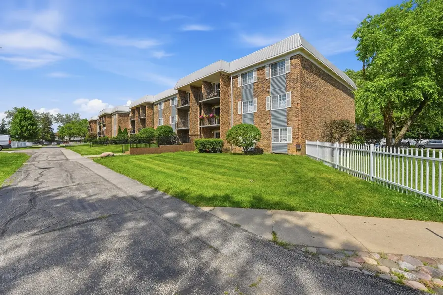 1621 N Windsor Drive #215, Arlington Heights, IL 60004 - #3