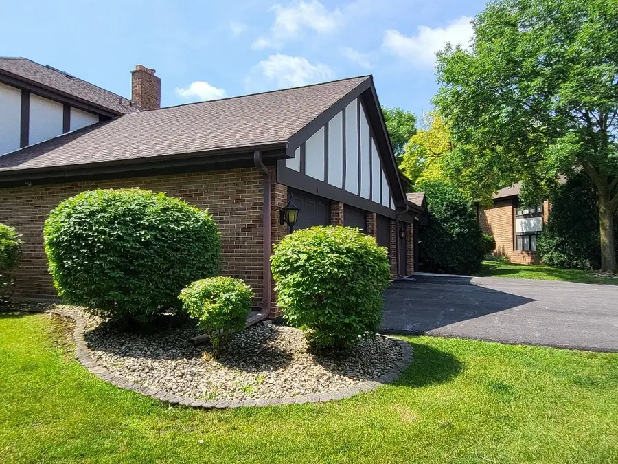 5843 Doe Circle #1, Westmont, IL 60559 - #3