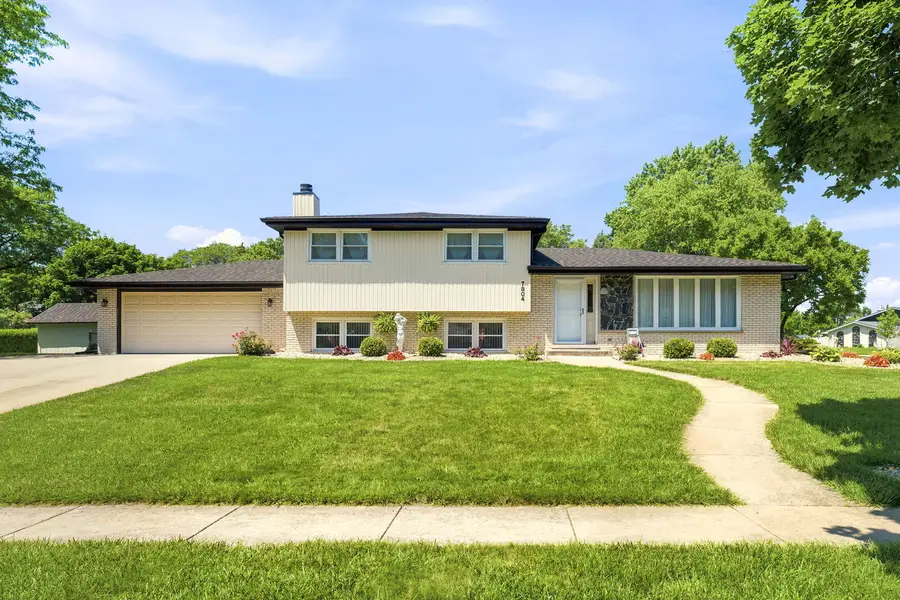 7804 Florence Avenue, Darien, IL 60561 - #2