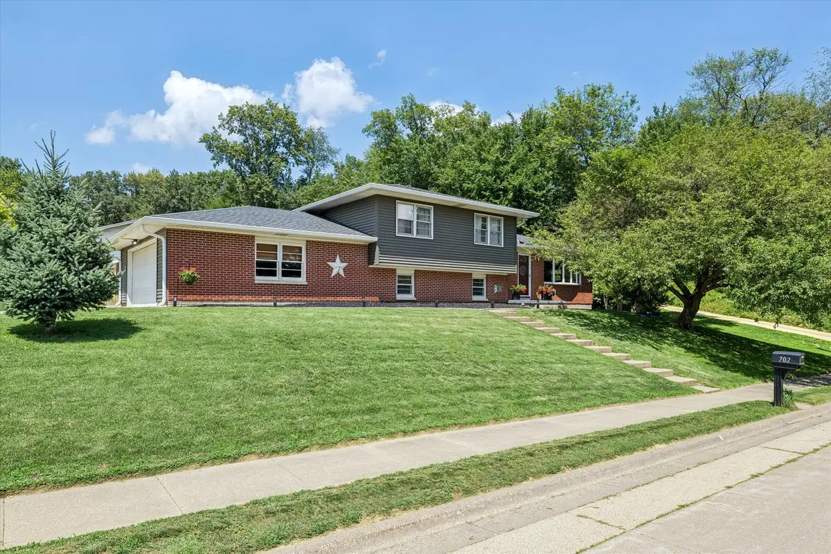 702 15th Avenue Nw, Clinton, IA 52732 - #1