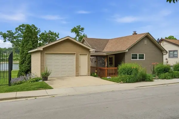 642 Wellington Avenue, Elgin, IL 60120 - #1