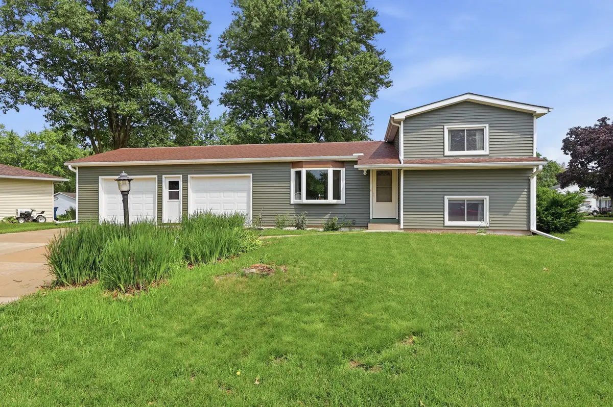 124 Park Avenue S, Eldridge, IA 52748 - #1