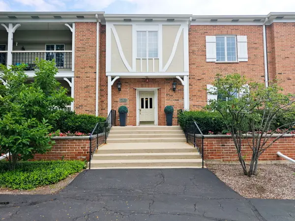 1528 Shire Circle #1A, Inverness, IL 60067