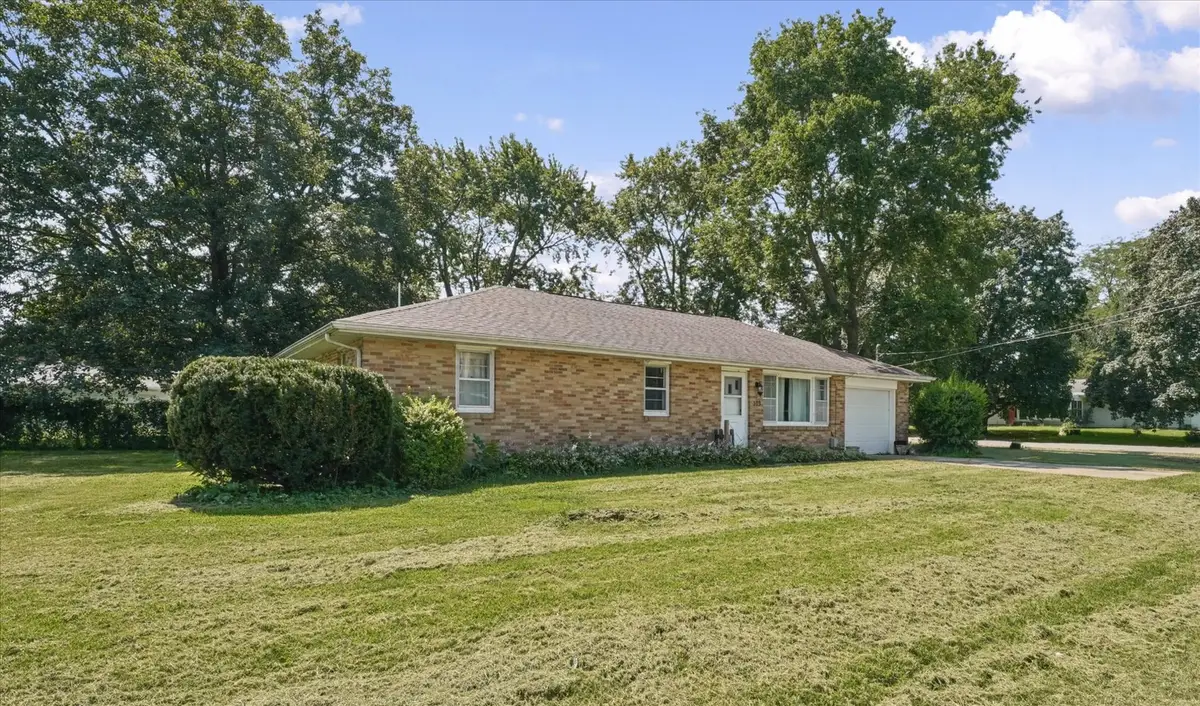 103 W Lincoln Street, Fisher, IL 61843 - #1
