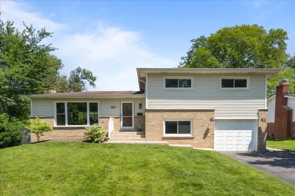 821 Castlewood Lane, Deerfield, IL 60015
