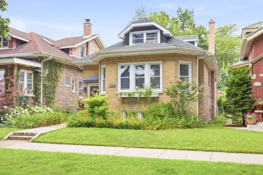 6542 N Maplewood Avenue, Chicago, IL 60645 - #2