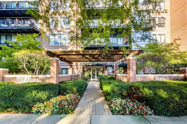 1633 2nd Street #503, Highland Park, IL 60035
