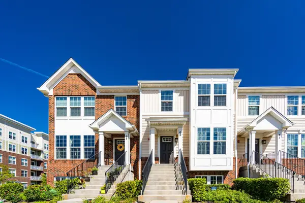69 Nicholas Drive W, Des Plaines, IL 60016