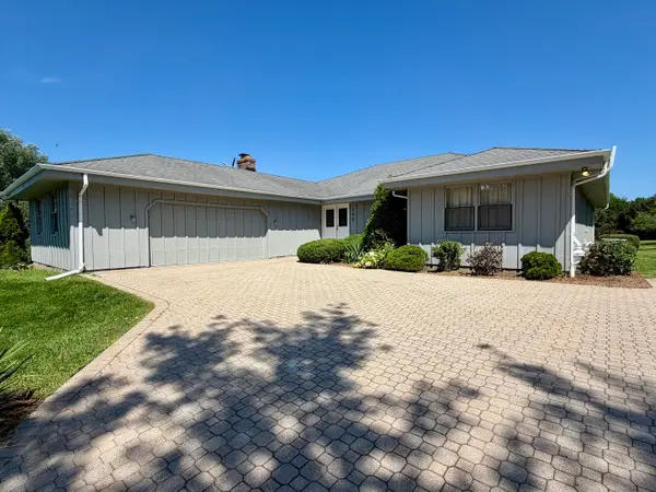 195 Clover Hill Lane, North Barrington, IL 60010