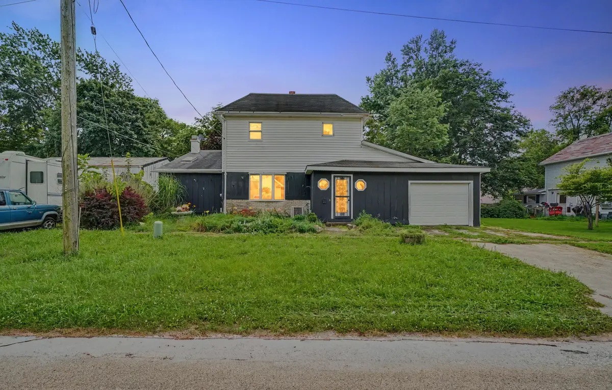105 W Maple Street, Roberts, IL 60962 - #1