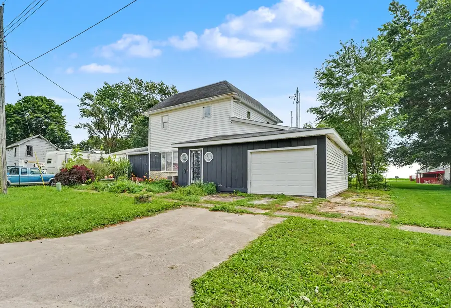 105 W Maple Street, Roberts, IL 60962 - #3