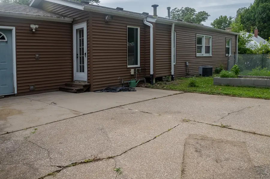 810 42nd Street, Moline, IL 61265 - #3