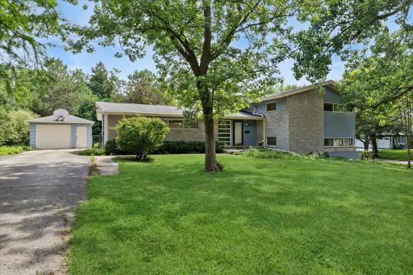 1958 Castlewood Road, Highland Park, IL 60035