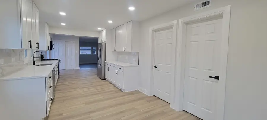 7501 W Winnemac Avenue, Harwood Heights, IL 60706 - #3