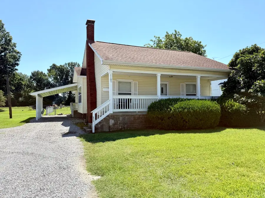 1109 S Court Street, Marion, IL 62959 - #2