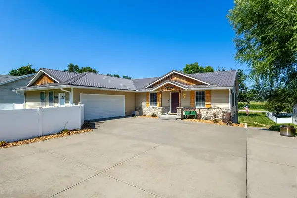 1825 Pineo Grove Lane, Princeton, IA 52768