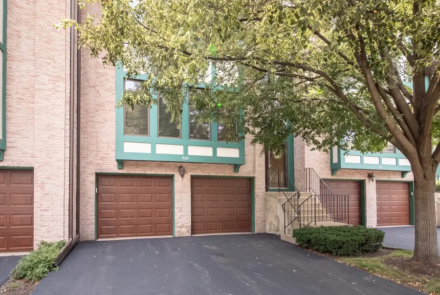 909 W Essex Place, Arlington Heights, IL 60004 - #3