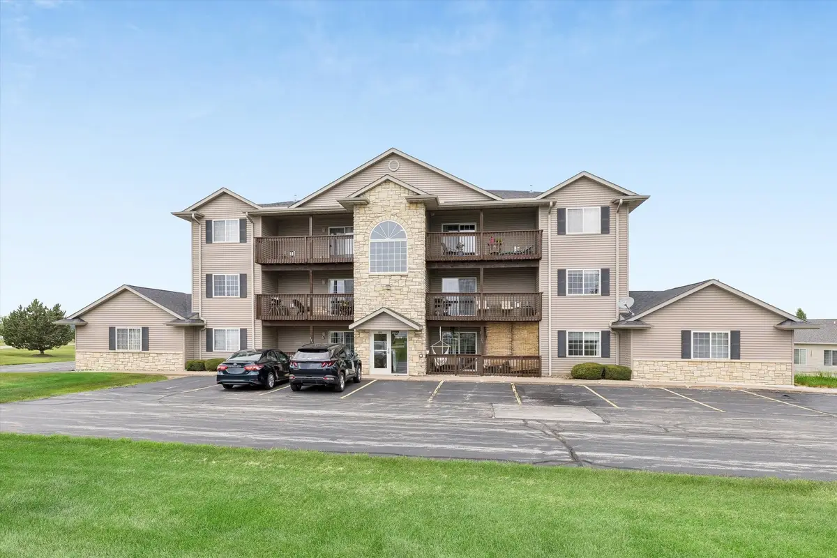 3215 S 16th Avenue #102, Eldridge, IA 52748 - #1