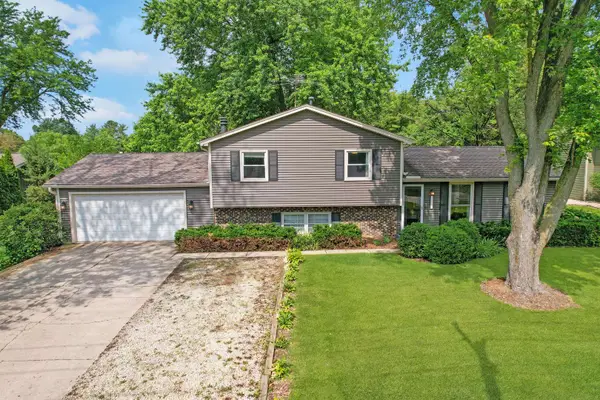 11S556 Book Road, Naperville, IL 60564