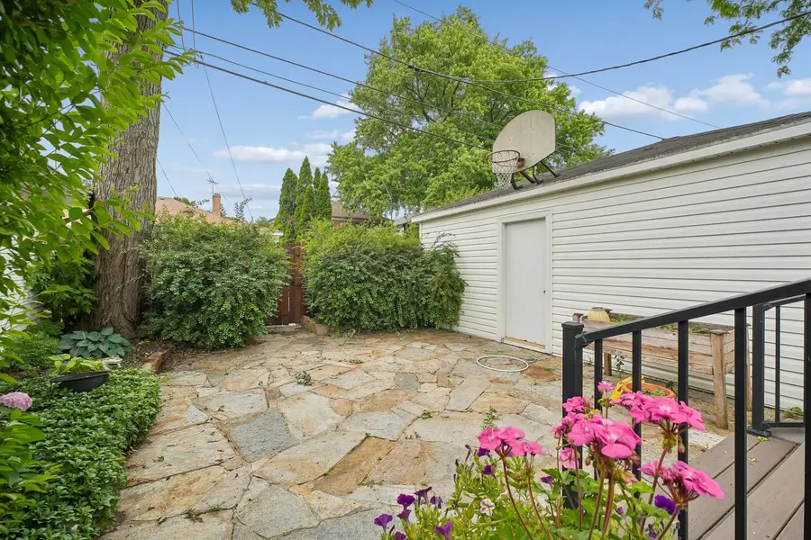 6638 N Trumbull Avenue, Lincolnwood, IL 60712 - #3