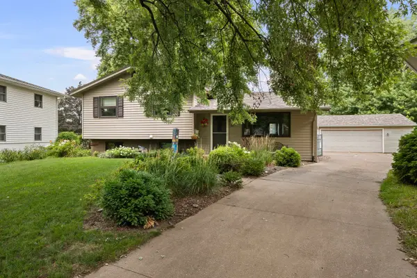 40 Parklane Circle, Bettendorf, IA 52722