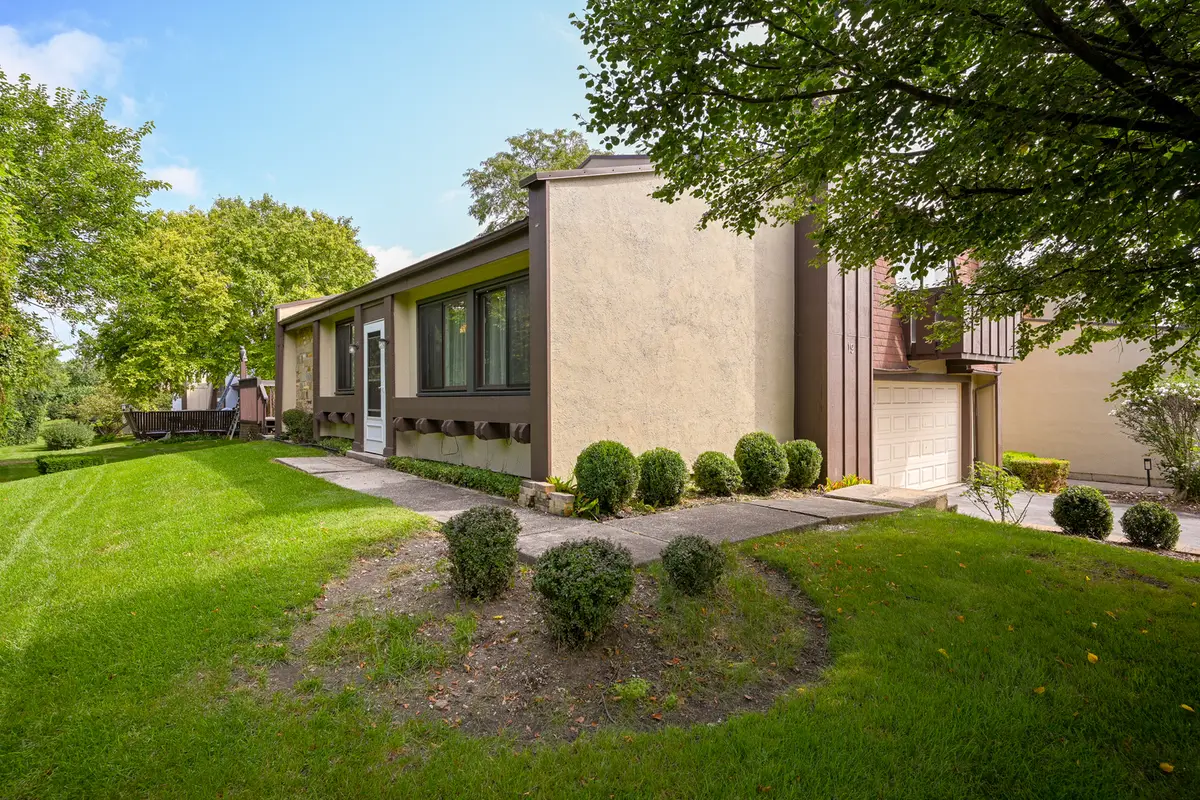 19 Elmwood Square, Indian Head Park, IL 60525 - #1