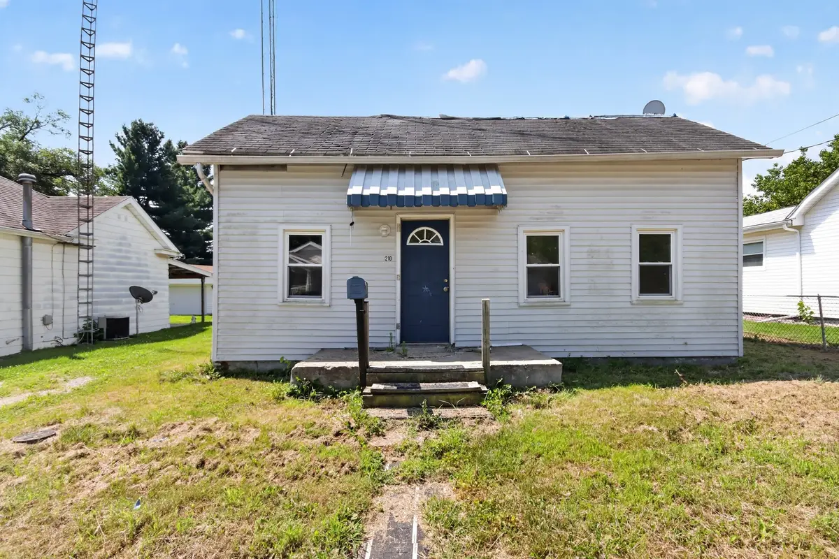 210 E Liberty Street, Petersburg, IL 62675 - #1