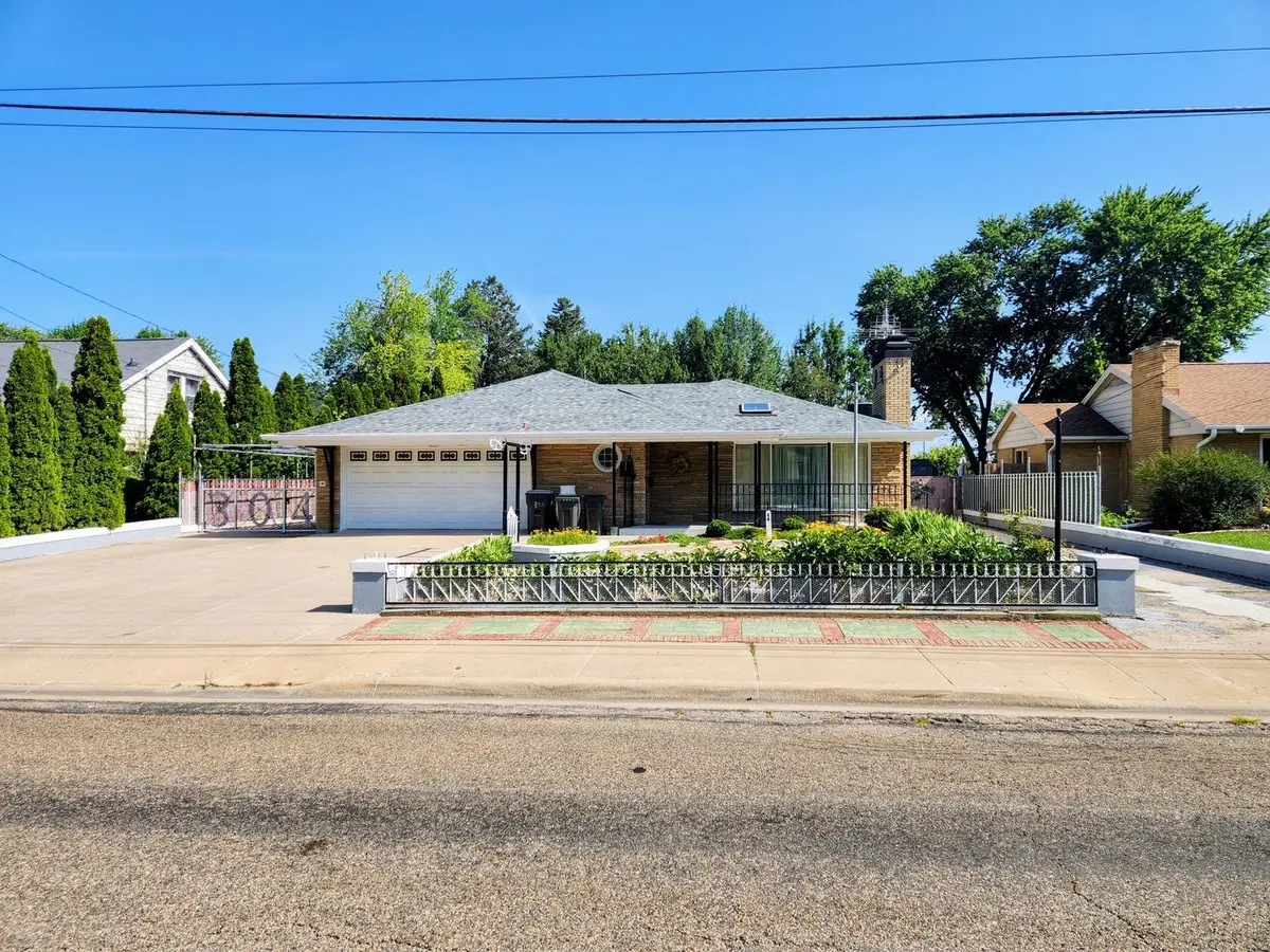 304 W Miller Road, Sterling, IL 61081 - #1