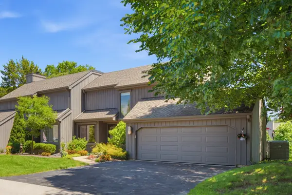 423 Deer Trail Hill Trail, Lake Barrington, IL 60010