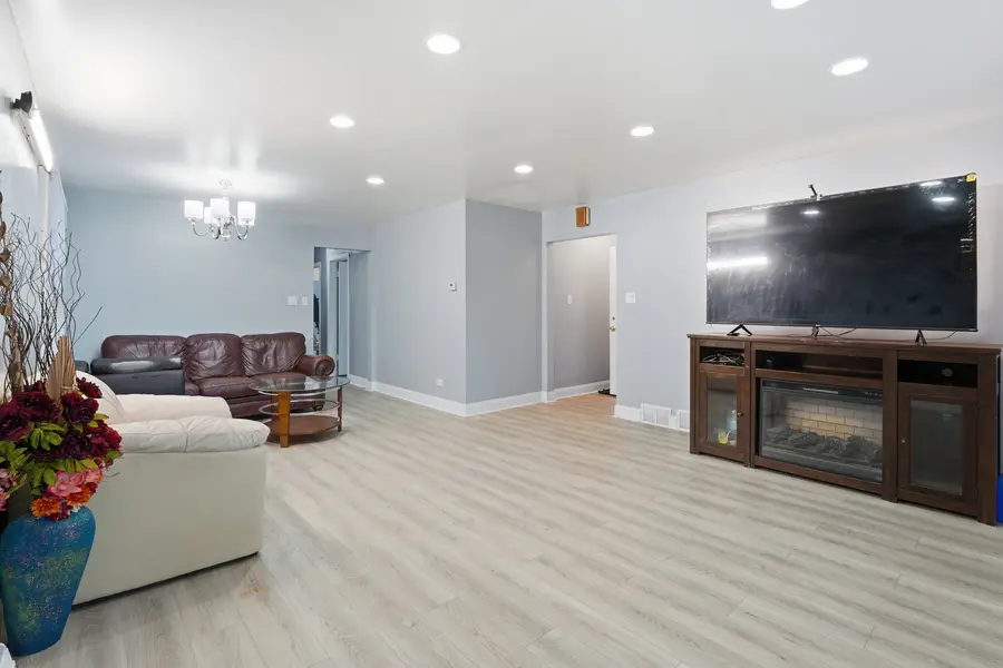 2507 W Coyle Avenue, Chicago, IL 60645 - #3