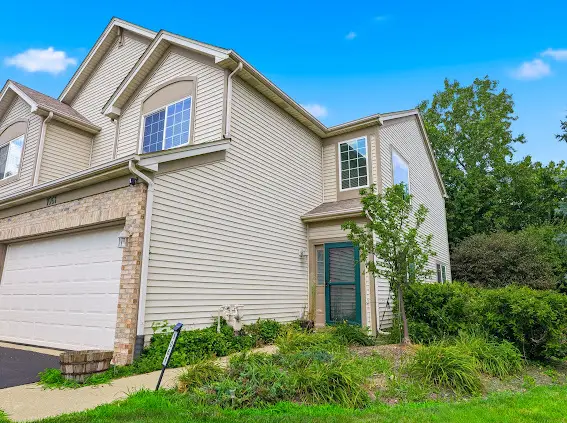 1061 Woodview Court, Aurora, IL 60502