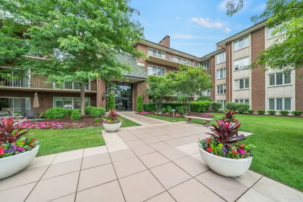 5 Oak Brook Club Drive #P1N, Oak Brook, IL 60523