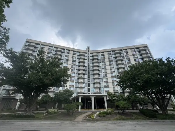 20 N Tower Road #5B, Oak Brook, IL 60523
