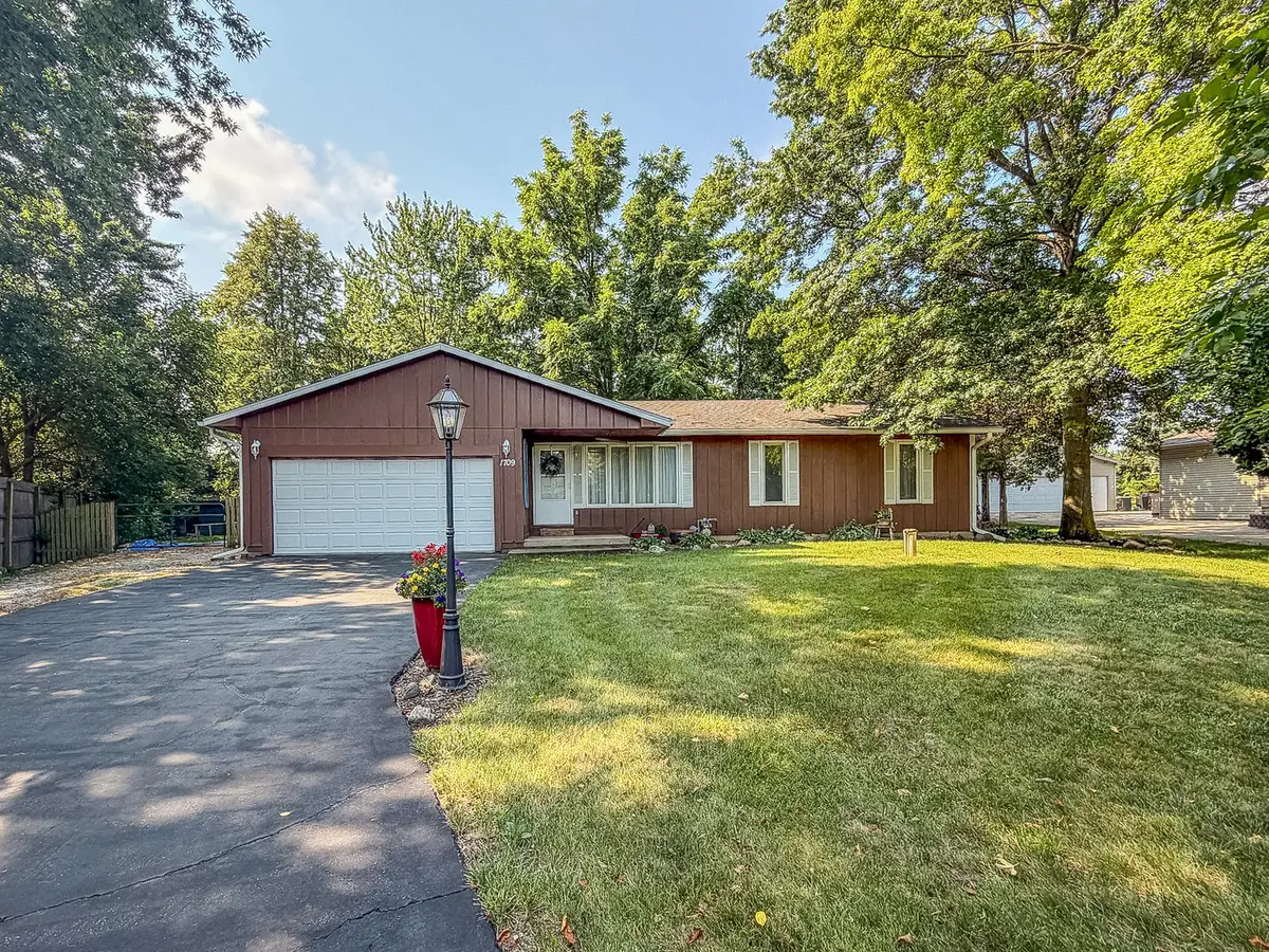 1709 W South Shore Drive, Mahomet, IL 61853 - #1