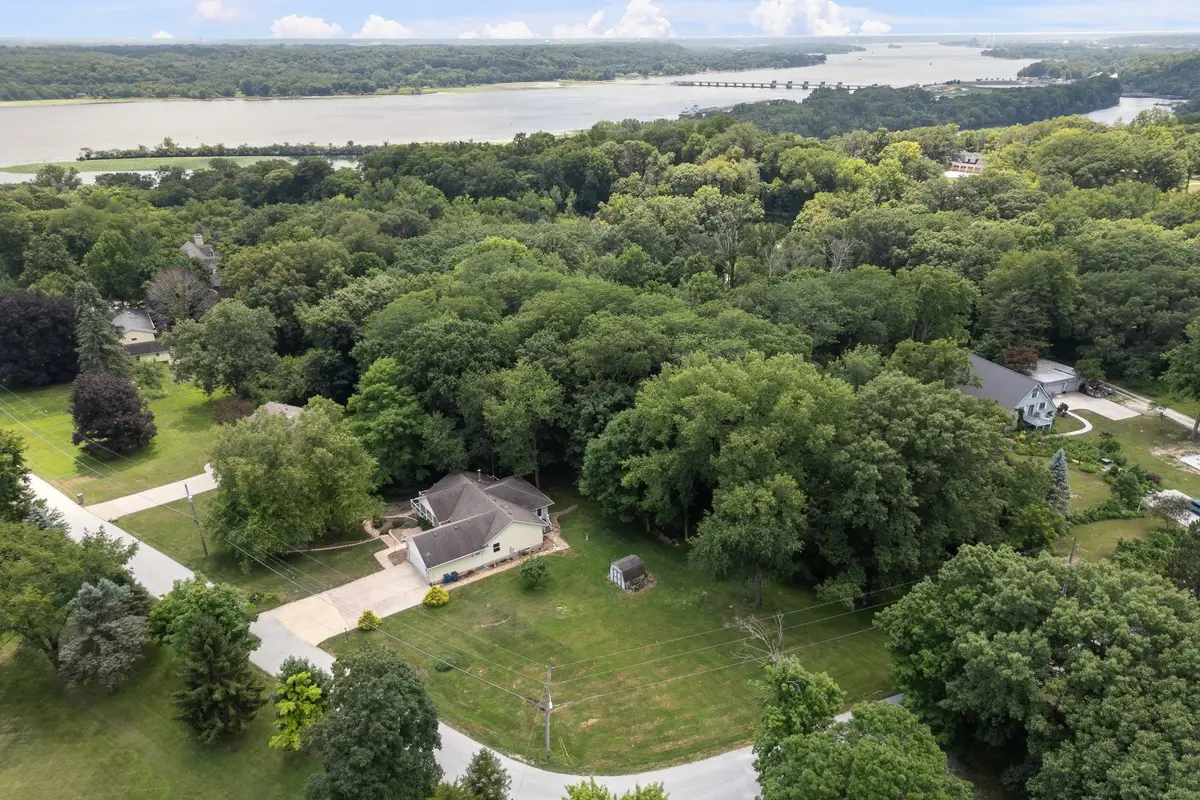 1142 Woodland Lane, Le Claire, IA 52753 - #1