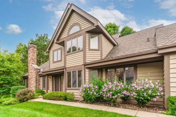 1902 Forest Creek Lane #1902, Libertyville, IL 60048