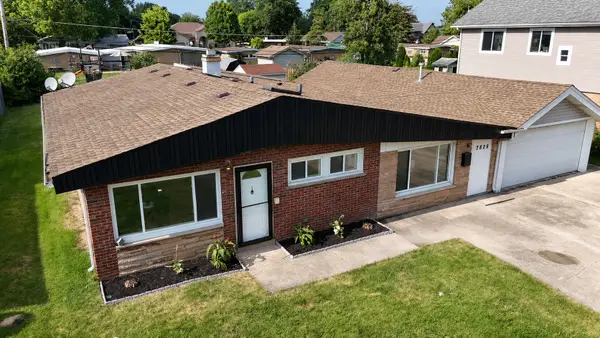 7826 W 98th Place, Hickory Hills, IL 60457