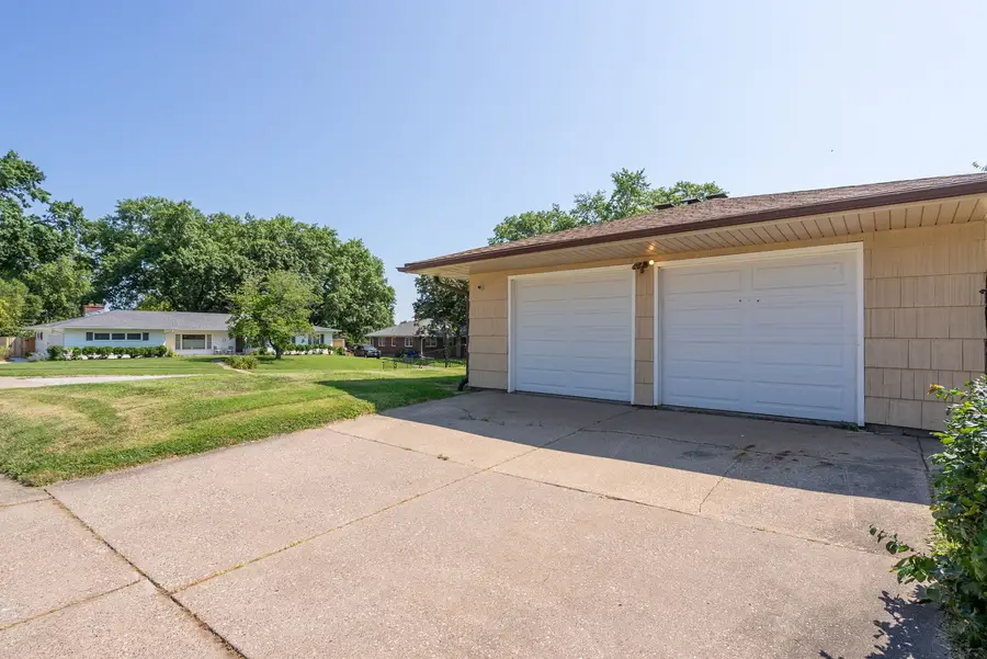 2605 E Central Park Avenue, Davenport, IA 52803 - #3