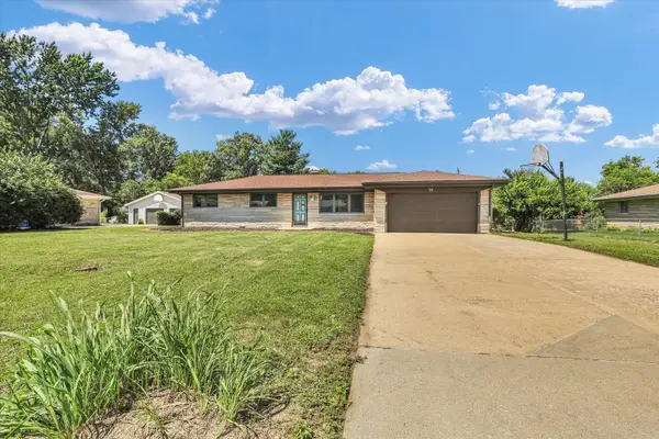24 Lake Knolls Drive, Chatham, IL 62629