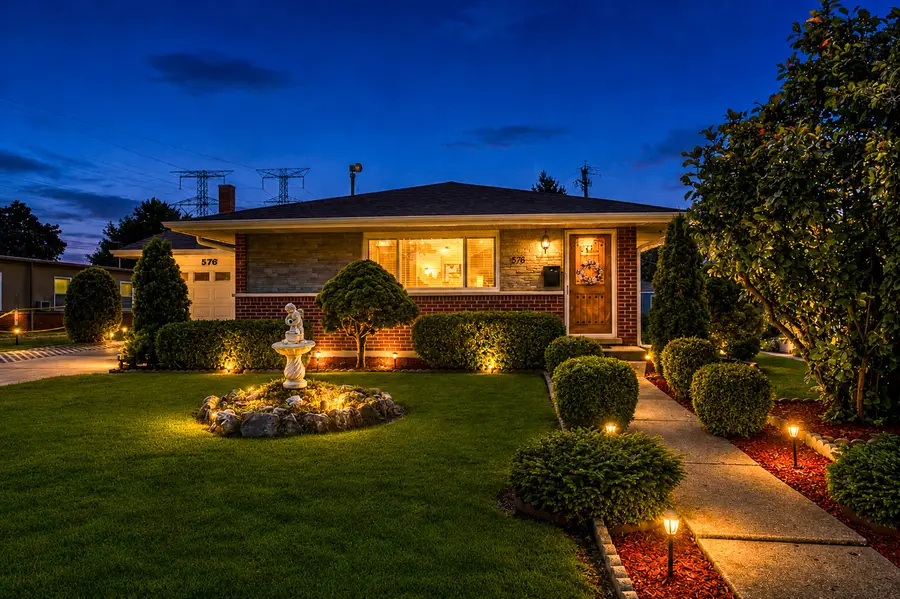 576 Dara James Road, Des Plaines, IL 60016 - #2
