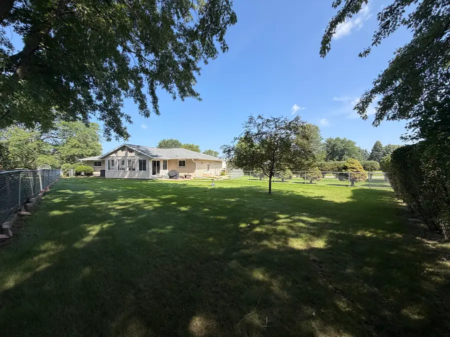 802 S Canterbury Drive, Freeport, IL 61032 - #3