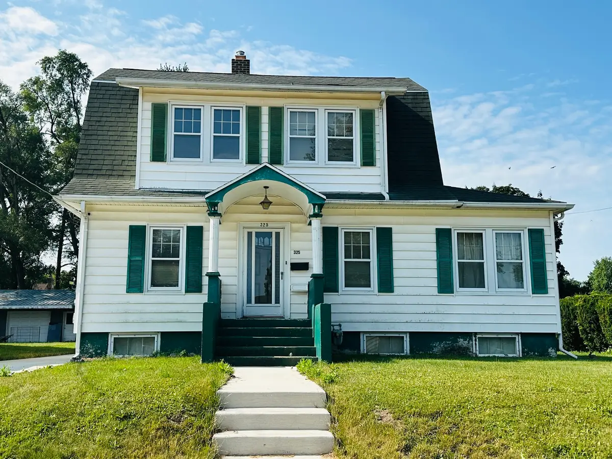 325 W Moseley Street, Freeport, IL 61032 - #1