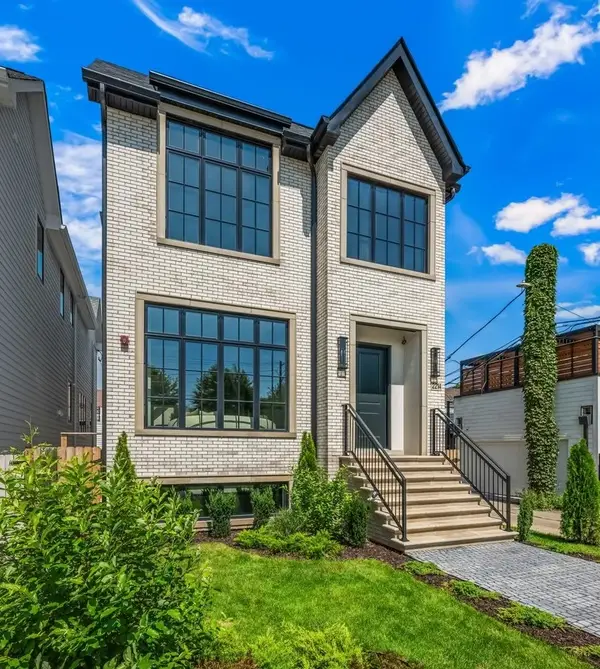 2214 W Oakdale Avenue, Chicago, IL 60618