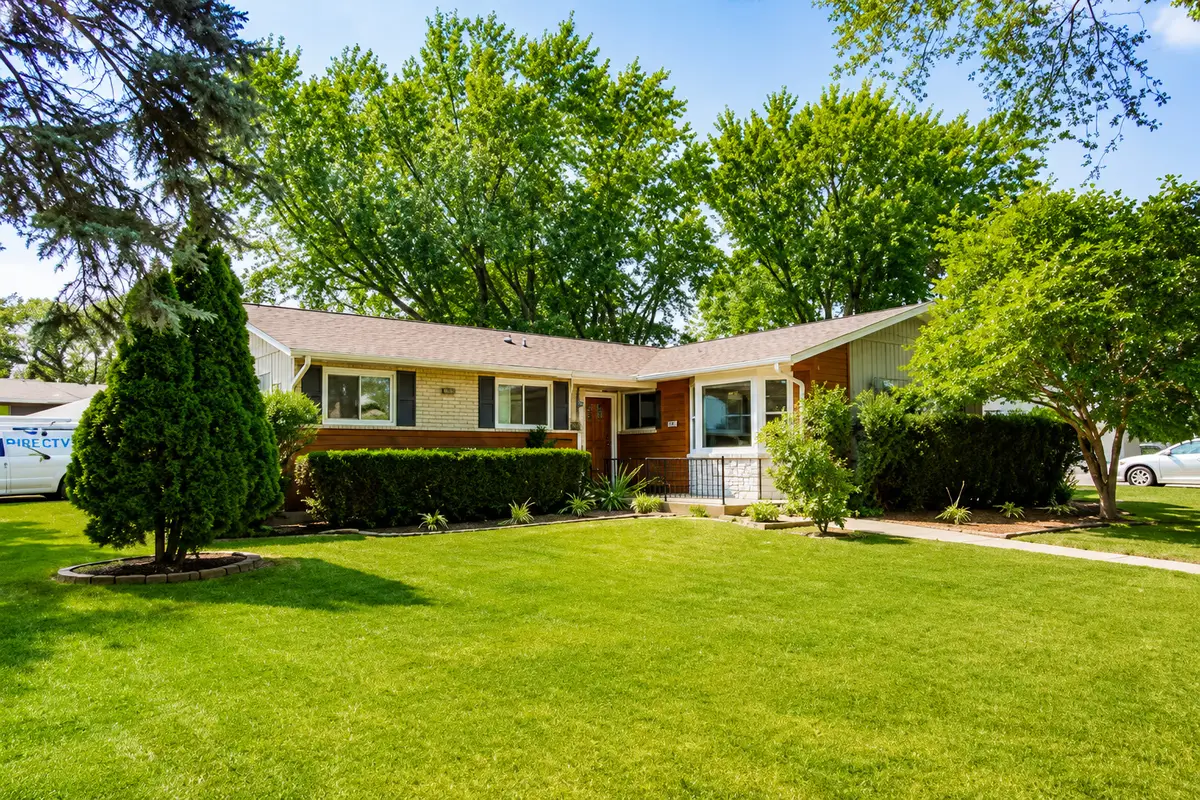 230 Fleetwood Lane, Elk Grove Village, IL 60007 - #1