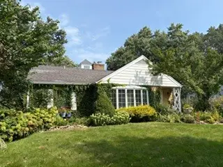 350 Ridgewood Avenue, Glen Ellyn, IL 60137