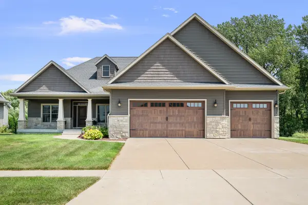 813 S 10th Street, Eldridge, IA 52748