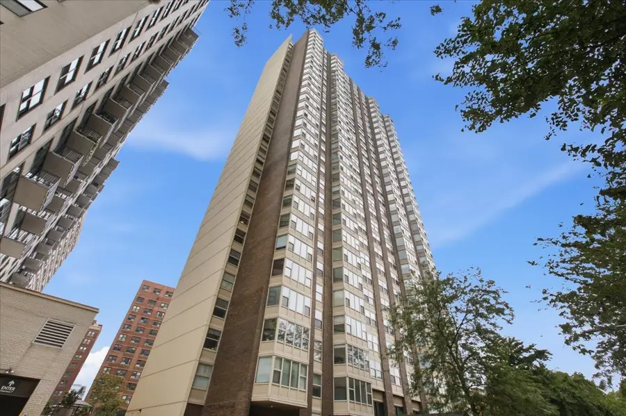 525 W Hawthorne Place #1002, Chicago, IL 60657 - #2