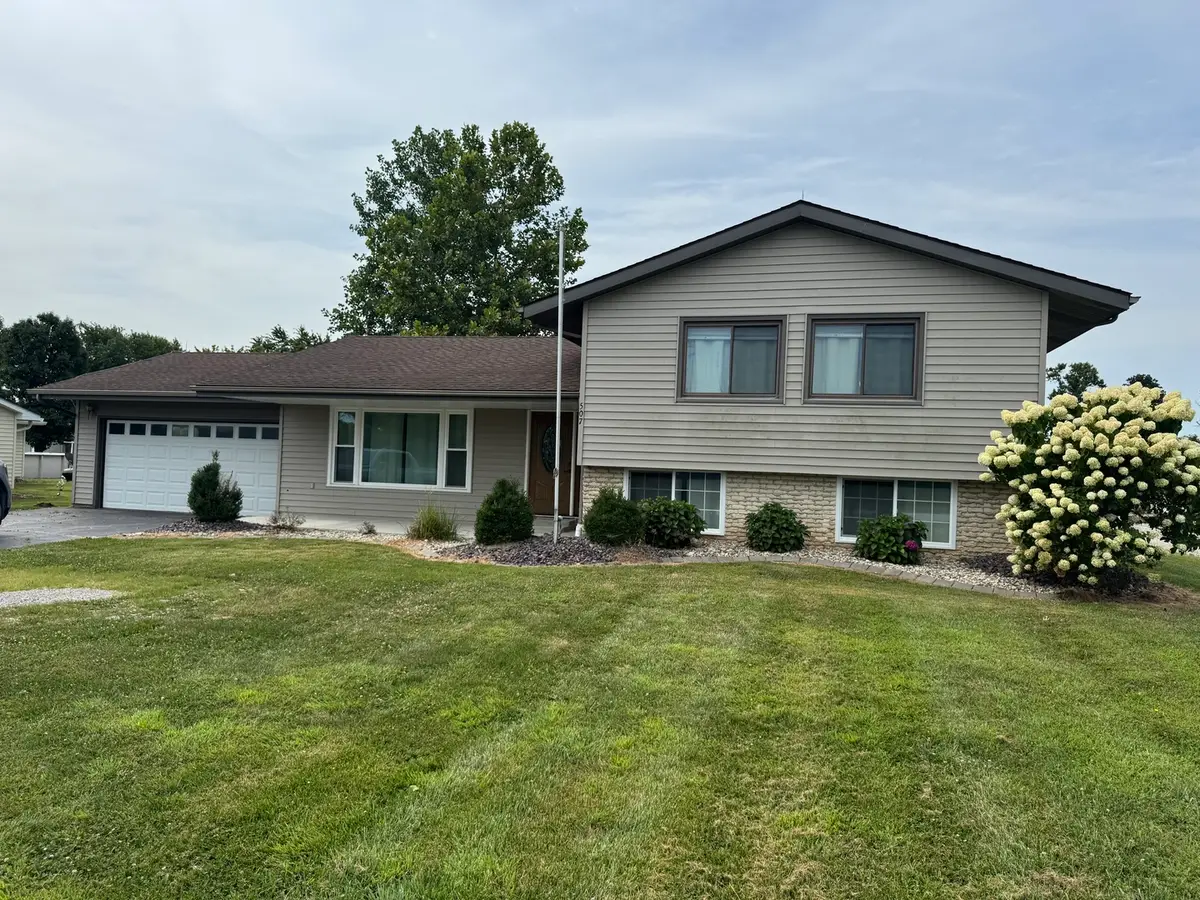 507 W Jefferson Avenue, Patoka, IL 62875 - #1