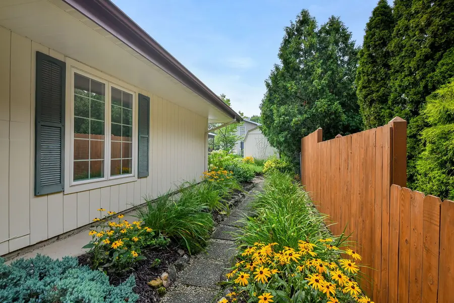 21W621 Buckingham Road, Glen Ellyn, IL 60137 - #3