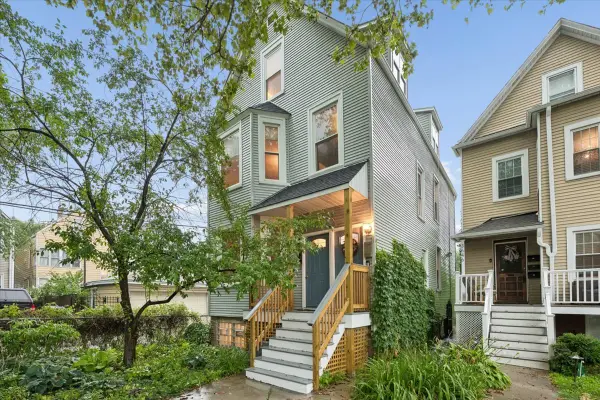 3650 W Oakdale Avenue, Chicago, IL 60618